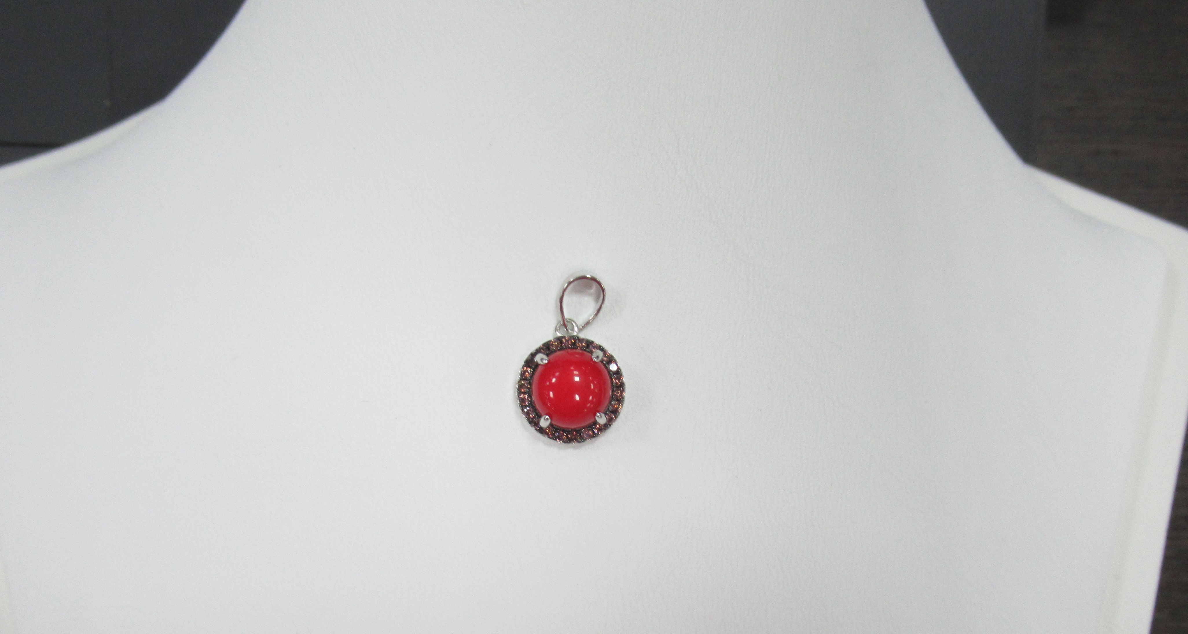 Серебряная подвеска с кораллом